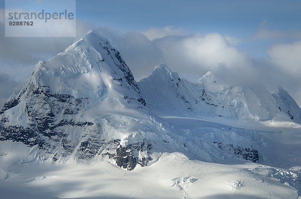 Die gebirgige Landschaft der Antarktis.