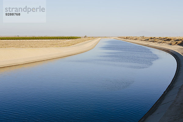 Bewässerungskanal für dürregeplagte landwirtschaftliche Gebiete im Central Valley  Kalifornien.