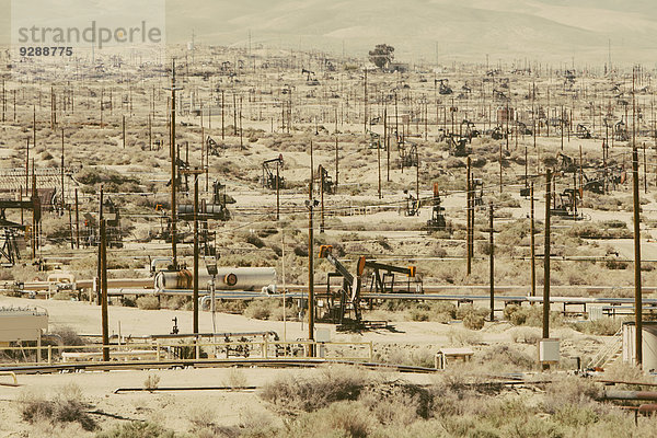 Rohölgewinnung aus dem Monterey-Schiefer in der Nähe von Bakersfield  Kalifornien  USA.