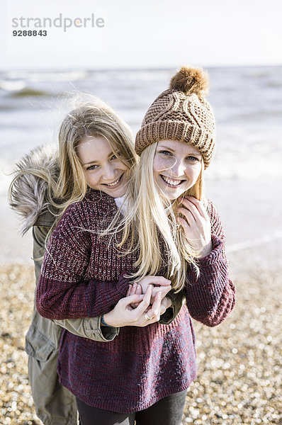 Zwei Mädchen am Strand im Winter.