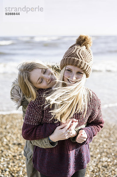 Zwei Mädchen am Strand im Winter.