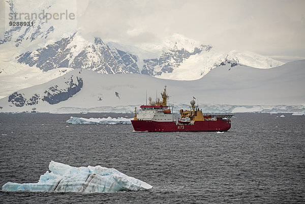 Ein Forschungsschiff für wissenschaftliche Untersuchungen auf dem Wasser vor der Antarktis.