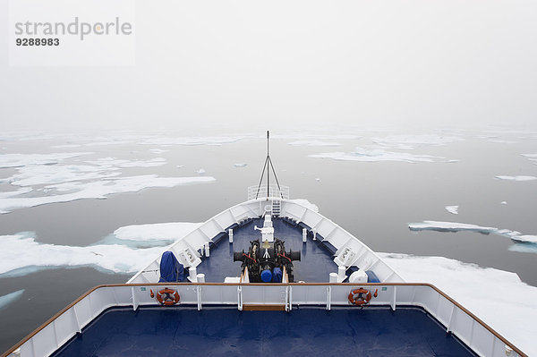 Der Blick über die Decks eines Kreuzfahrtschiffes in der kanadischen Arktis  das sich durch Eisschollen bewegt.