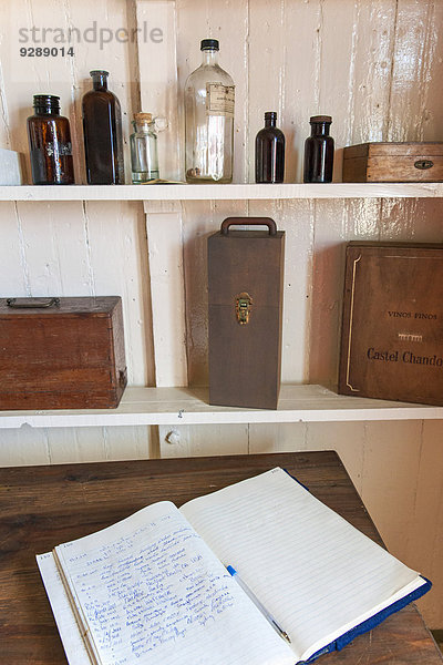 Das Innere der wissenschaftlichen Forschungsstation in Camp Livingston auf den Süd-Shetland-Inseln. Historische Stätte. Regale erfassen Bücher und Lagerräume.