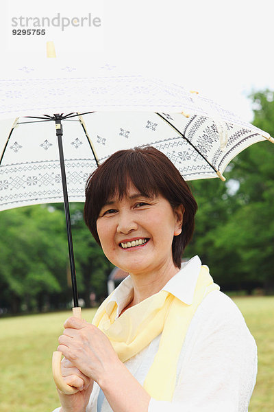 Senior Senioren Frau Sonnenschirm Schirm Erwachsener japanisch