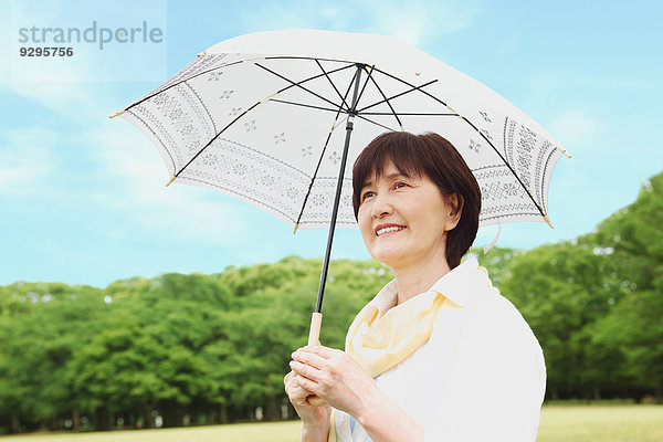 Senior Senioren Frau Sonnenschirm Schirm Erwachsener japanisch