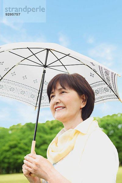 Senior Senioren Frau Sonnenschirm Schirm Erwachsener japanisch