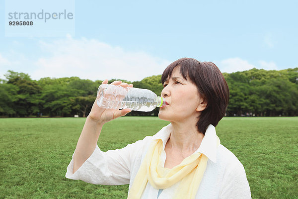 Senior Senioren Wasser Frau trinken Erwachsener japanisch
