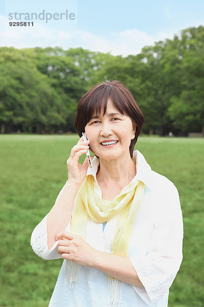 Senior Senioren Frau Erwachsener japanisch Smartphone