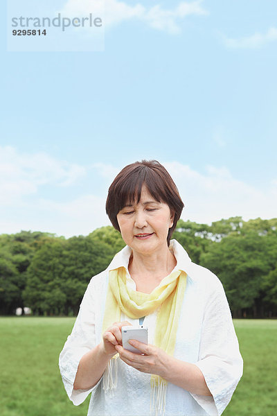 Senior Senioren Frau Erwachsener japanisch Smartphone