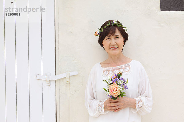 Senior Senioren Blumenstrauß Strauß Frau lächeln Erwachsener japanisch