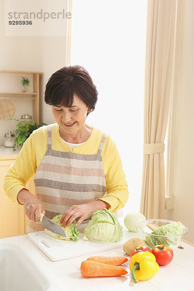 Senior Senioren kochen Frau Erwachsener japanisch