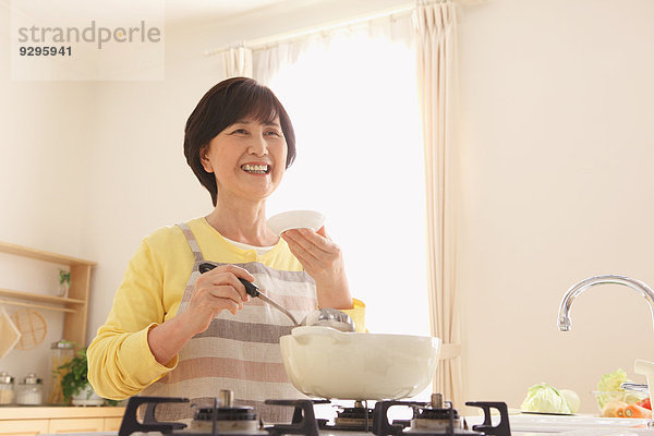 Senior Senioren kochen Frau Erwachsener japanisch