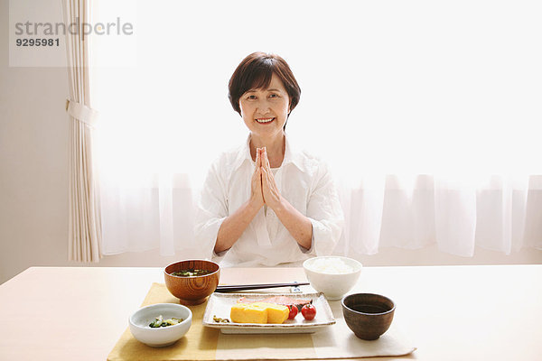 Senior Senioren Frau essen essend isst Erwachsener japanisch