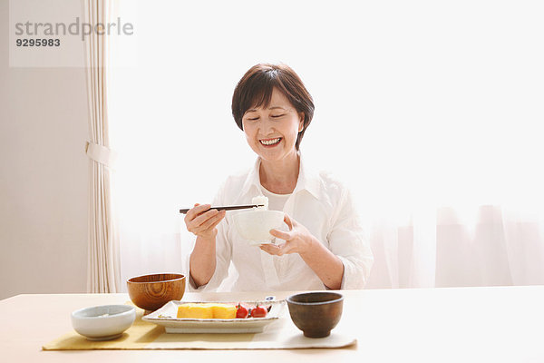 Senior Senioren Frau essen essend isst Erwachsener japanisch