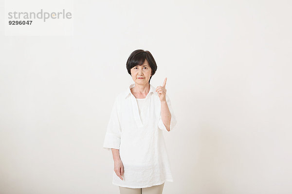 Senior Senioren Frau Wand weiß Erwachsener japanisch