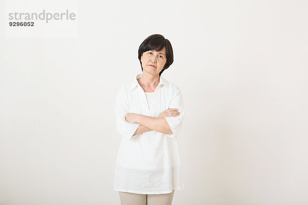 Senior Senioren Frau Wand weiß Erwachsener japanisch