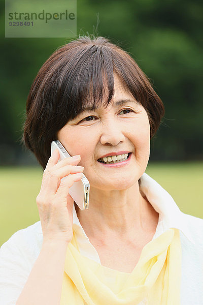 Senior Senioren Frau Erwachsener japanisch Smartphone