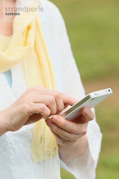 Senior Senioren Frau Erwachsener japanisch Smartphone