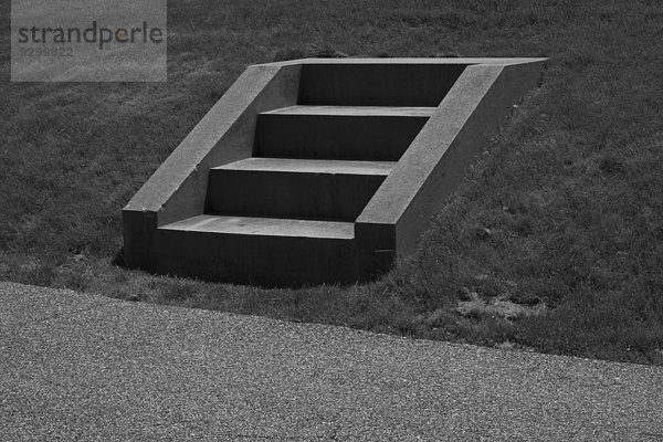 Steintreppe auf kleinem Grashügel