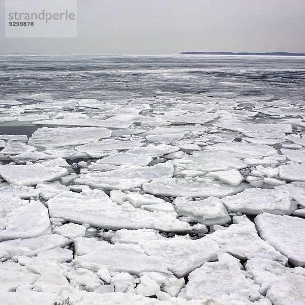 Gesprungenes Eis auf der Oberfläche eines Sees