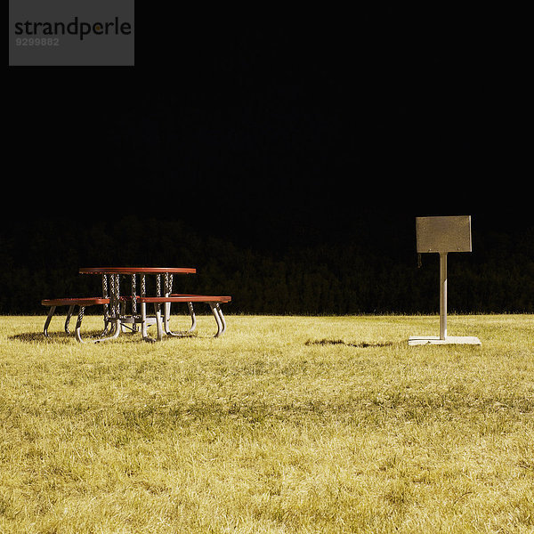 Picknicktisch und Barbecue im Park bei Nacht  Langzeitbelichtung