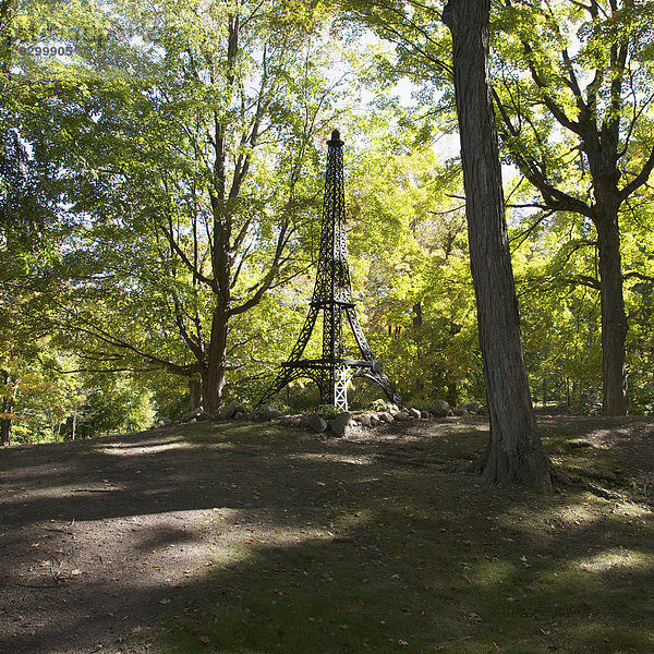 Eine Nachbildung des Eiffelturms in einem Park  Paris  Michigan  USA
