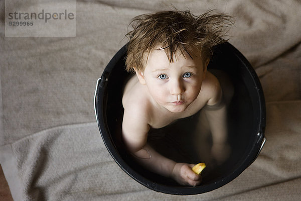 Mädchen beim Baden im Eimer  Portrait