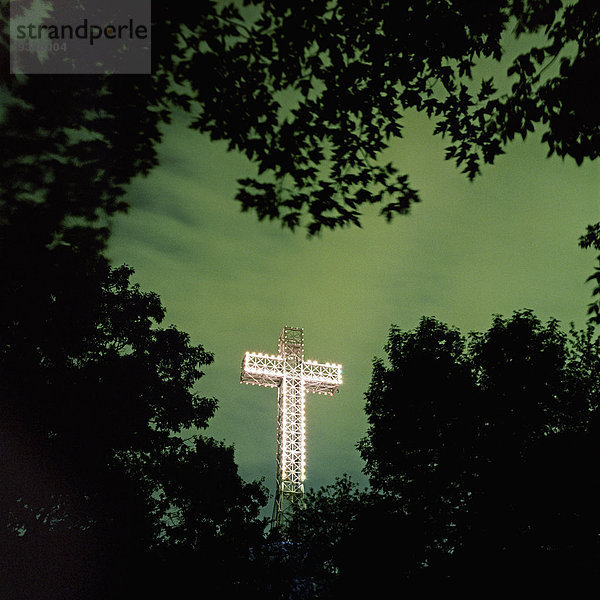 Beleuchtetes Mont Royal Cross in der Abenddämmerung  Montreal  Quebec  Kanada