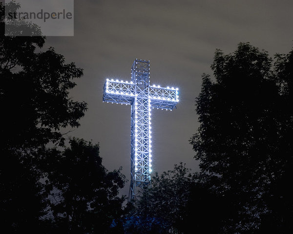 Beleuchtetes Mont Royal Cross in der Abenddämmerung  Montreal  Quebec  Kanada