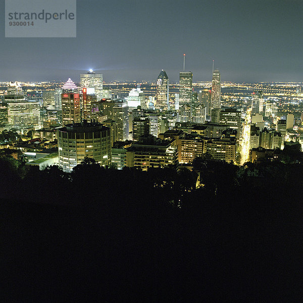 Beleuchtetes Stadtbild bei Nacht  Montreal  Kanada