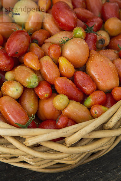 Nahaufnahme von frischen Tomaten im Korb