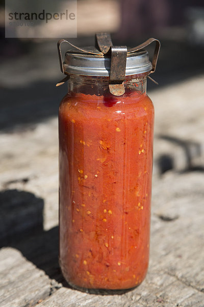 Nahaufnahme der heißen Salsa im Glas auf dem Tisch