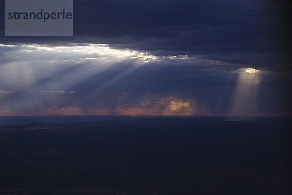 Sonnenstrahlen  die bei stürmischem Wetter auf die Landschaft fallen