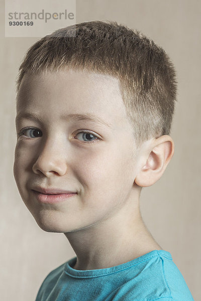 Nahaufnahme Porträt des süßen Jungen über farbigem Hintergrund