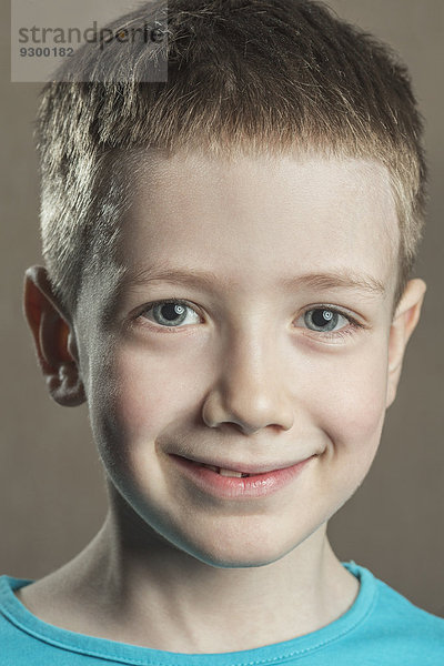 Nahaufnahme Porträt des süßen Jungen über farbigem Hintergrund