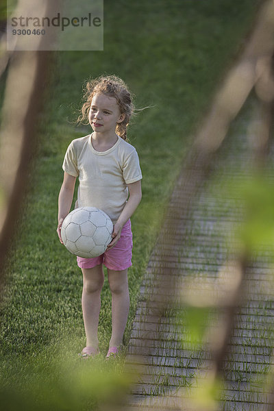 Mädchen mit Fußball im Park