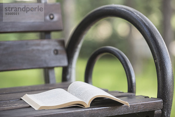 Offenes Buch auf Bank im Park