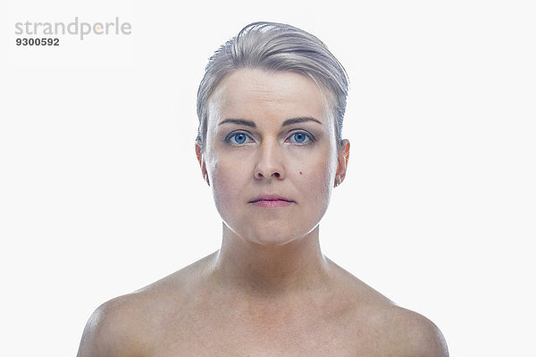 Nahaufnahme Porträt einer Frau ohne Hemd vor weißem Hintergrund