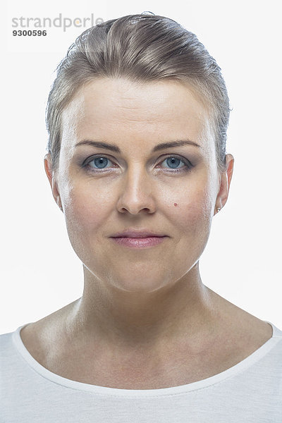Porträt einer lächelnden Frau vor weißem Hintergrund