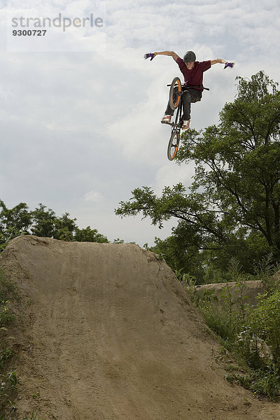 Ein BMX-Fahrer beim Stunt in der Luft