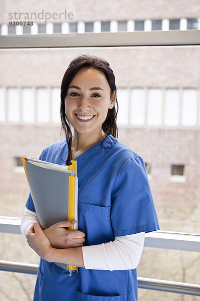 Porträt einer Krankenschwester mit Krankenakte