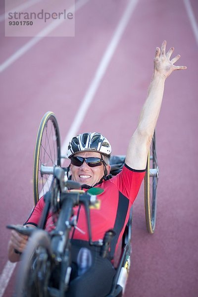 Radfahrer im Ziel im Para-Athletik-Wettbewerb