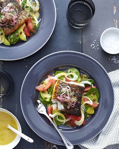 Teller mit Barramundi-Fisch mit Gemüse und Kräutergarnitur