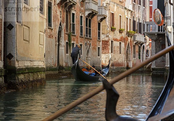 Gondeln auf der Wasserstraße  Venedig  Venetien  Italien
