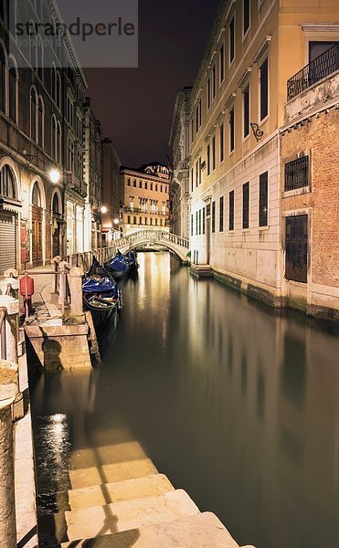 Kanaltreppe bei Nacht  Venedig  Veneto  Italien