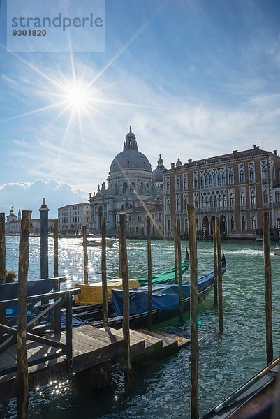 Gondeln am Canal Grande mit Blick auf die Kirche Santa Maria Della Salute  Venedig  Venetien  Italien