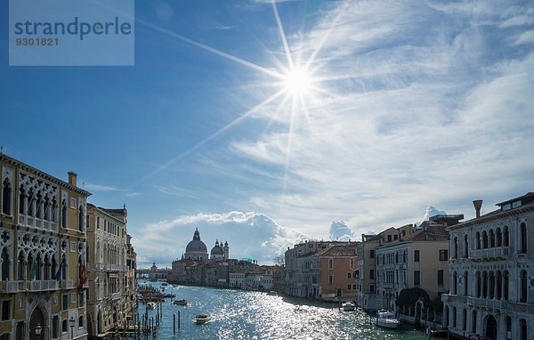 Canal Grande mit Blick auf die Kirche Santa Maria Della Salute  Venedig  Venetien  Italien