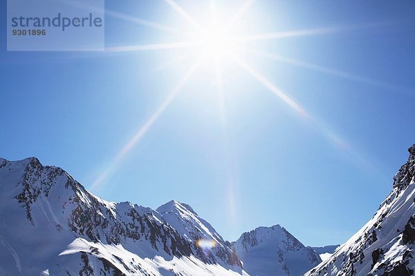 Blick auf schneebedeckte Berge im Sonnenlicht  Österreich