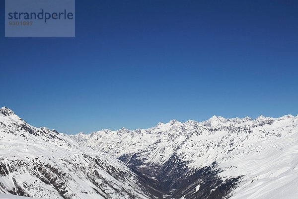 Blick auf die verschneite Bergkette  Österreich